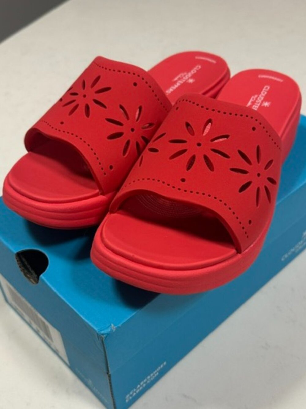 NIB Clarks Cloudsteppers Drift Floral Sandals Poppy Red Size 8M